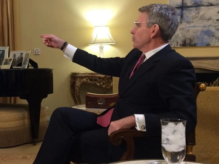 «Κατσάδα» από τον αμερικανό πρέσβη – «Βαθύτατα προσβλητική για τα θύματα η άδεια στον Κουφοντίνα»